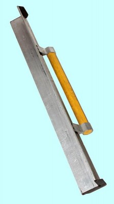 Полутерок алюминиевый 800 х 60 мм для наружного угла с деревянной ручкой (шт)