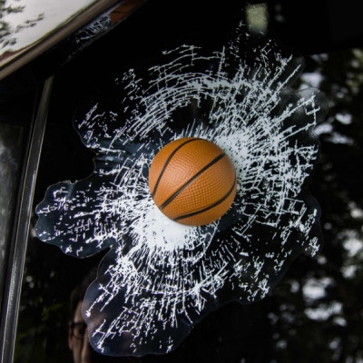 Наклейка на заднее стекло SKYWAY разбитое стекло Мяч баскетбольный S06501003
